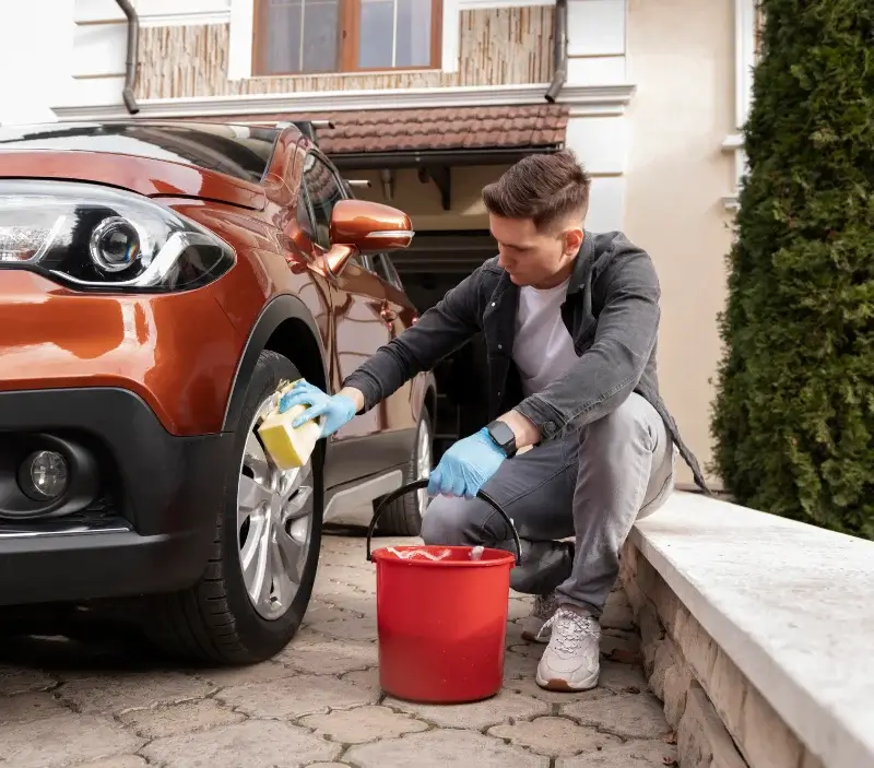 Lavage auto à domicile Ramatuelle : professionnel intervenant sur un véhicule